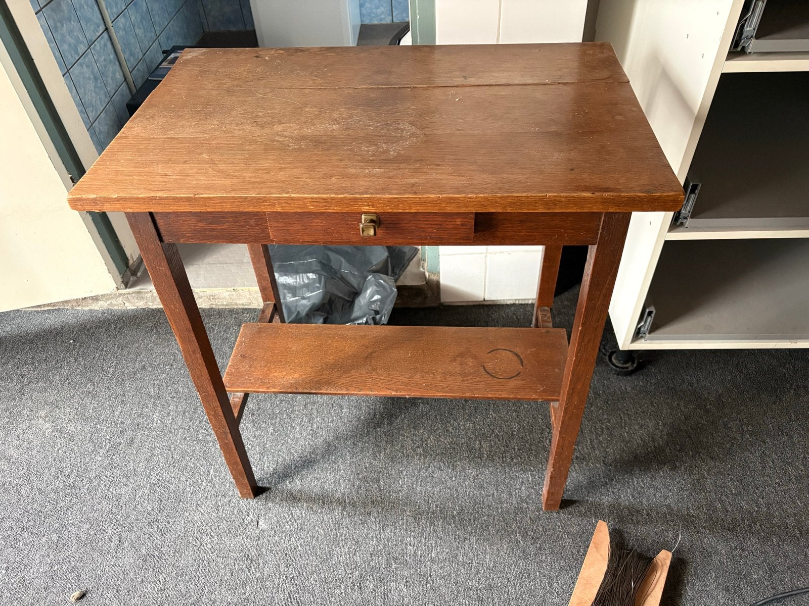 Vintage houten bijzettafel met lade, Ophalen