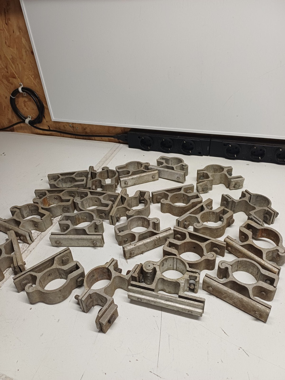 Partij verkeersbord beugels Aluminium 21 stuks 49mm