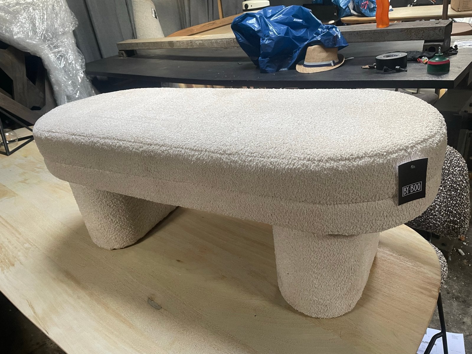 Nieuwe witte bouclé eetkamerbank/poef 120cm, Huis en Inrichting, Ophalen, Nieuw, X, 100 tot 125 cm