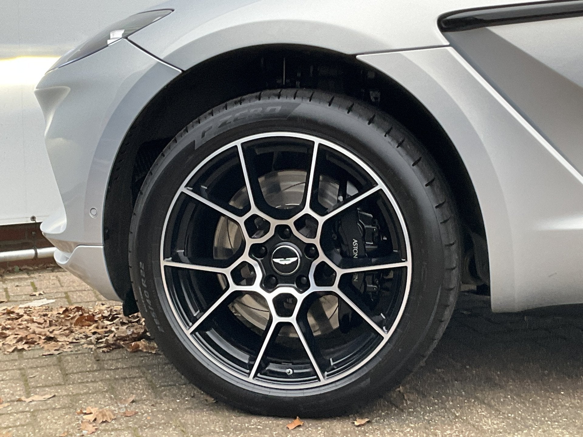 Foto 24 van Aston Martin Dbx 4.0 V8 360 Memory Stoelverw/koeling Sfeer