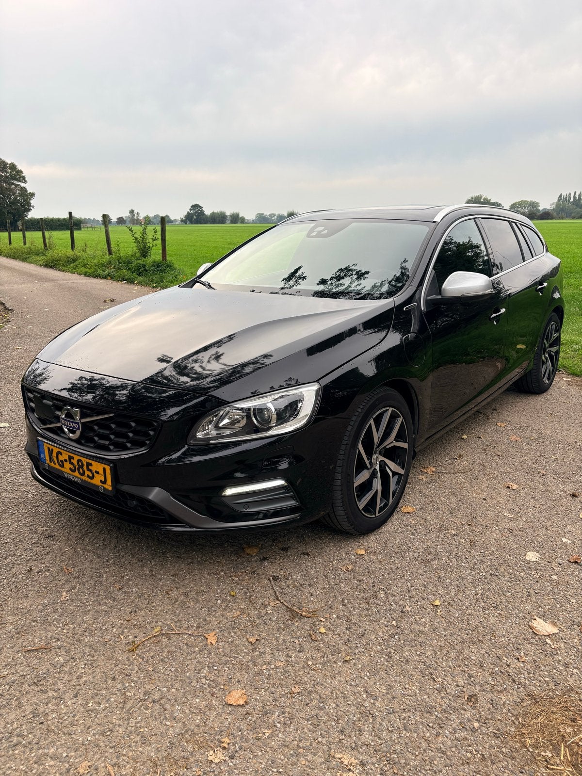 Volvo V60 D6 r design 2016 vol opties euro 6, Auto's, Automaat, 1800 kg, 285 pk, Zwart