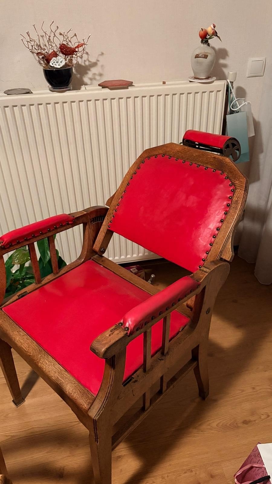 antieke barbers/kappersstoel rood leer draaibaar zitkussen,, Antiek en Kunst, Ophalen