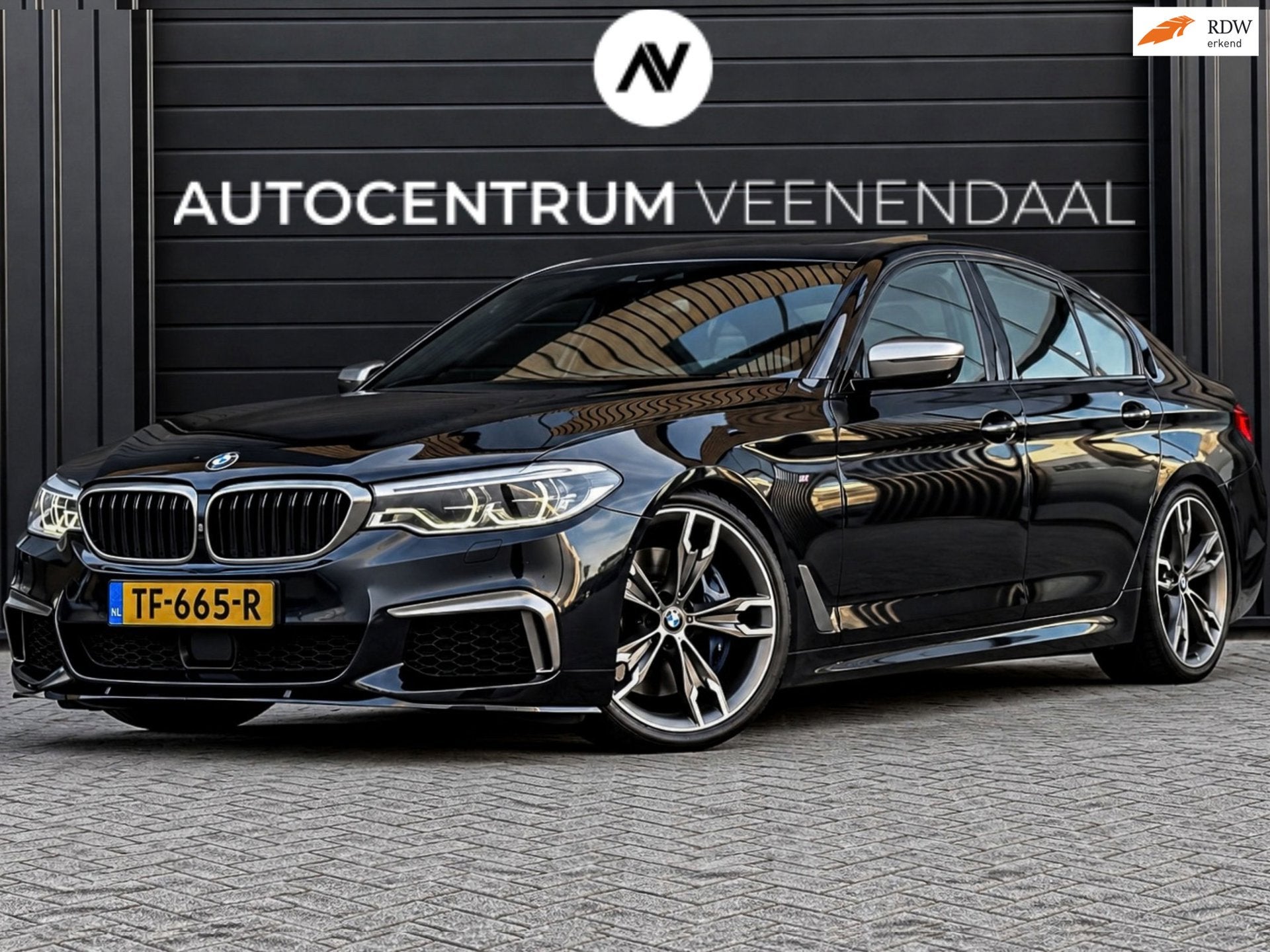 BMW 5-serie M550d xDrive M-Sport 400 PK B&W/PANO/HUD/TREKHAA, Auto's, Automaat, Gebruikt, 2993 cc, 2000 kg