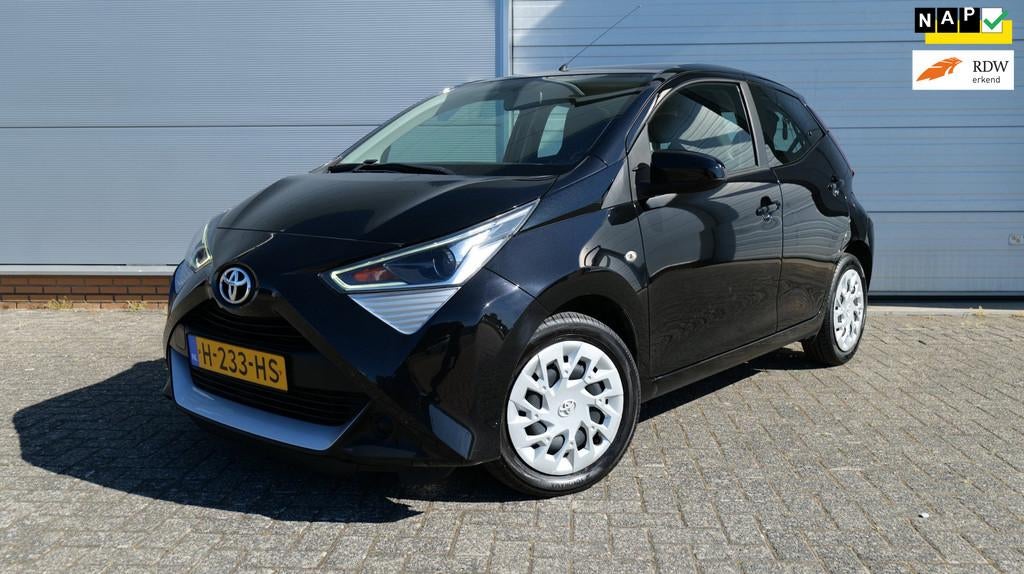 Toyota Aygo 1.0 VVT-i x-play NL-Auto Carplay Achteruitrij ca, Voorwielaandrijving, Gebruikt, Euro 6, 4 stoelen