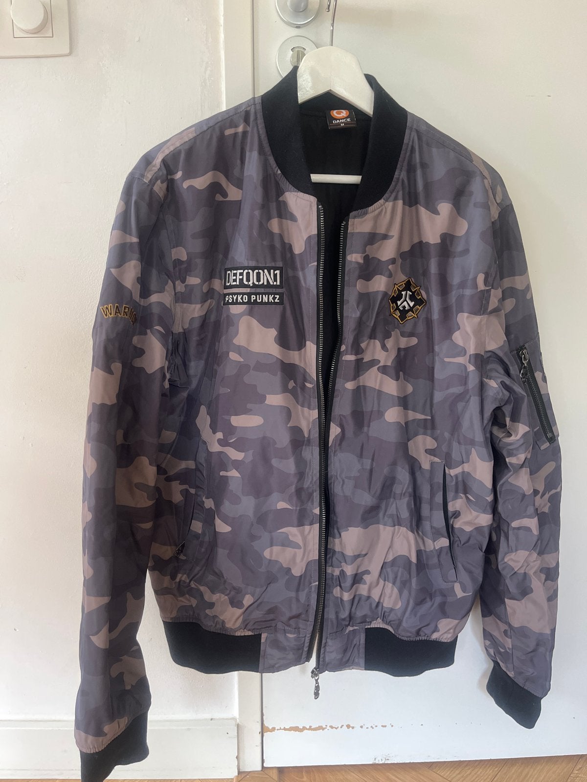Defqon.1 Bomberjack Camouflage Maat M, Ophalen of Verzenden, Zo goed als nieuw, Maat 48/50 (M), Meerkleurig