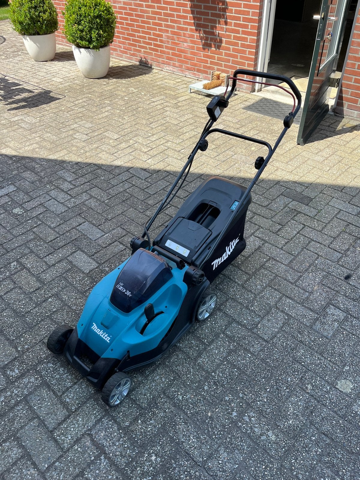 Makita Accu-grasmaaier DLM382Z, Tuin en Terras, Grasmaaiers, Ophalen, Cirkelmaaier, Accu-grasmaaier, Zo goed als nieuw