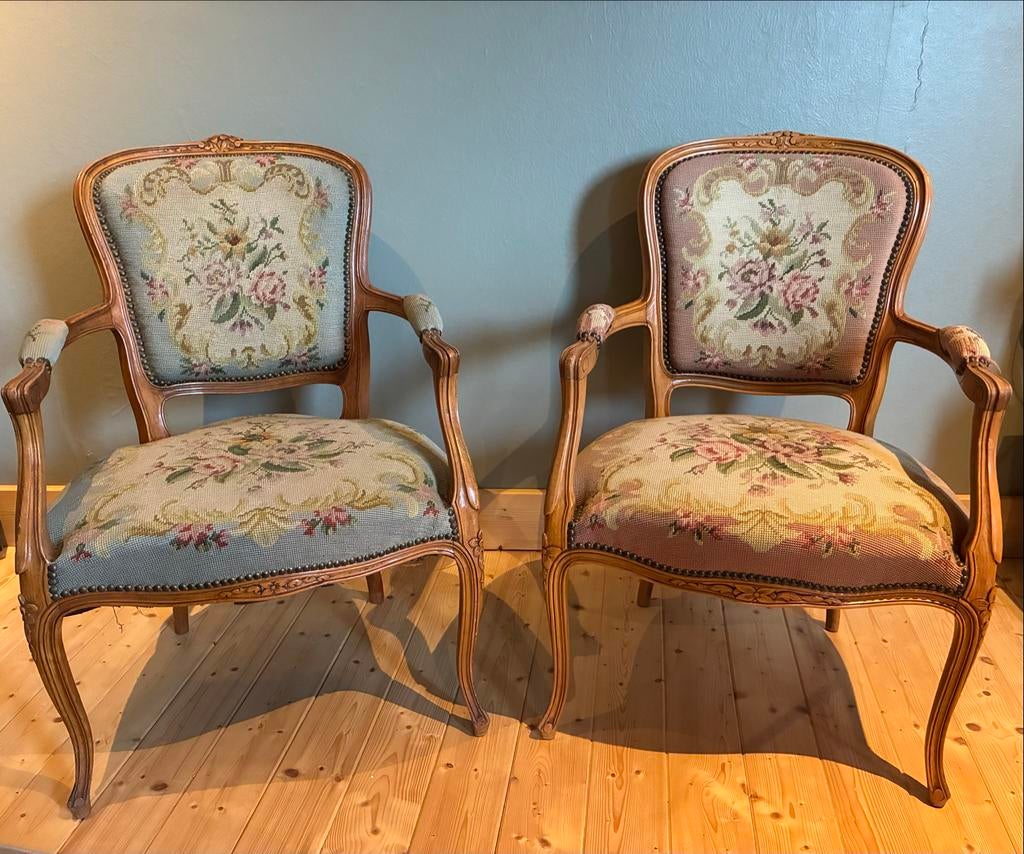 Vintage Louis XV stijl stoel geborduurd 2 stuks, Ophalen