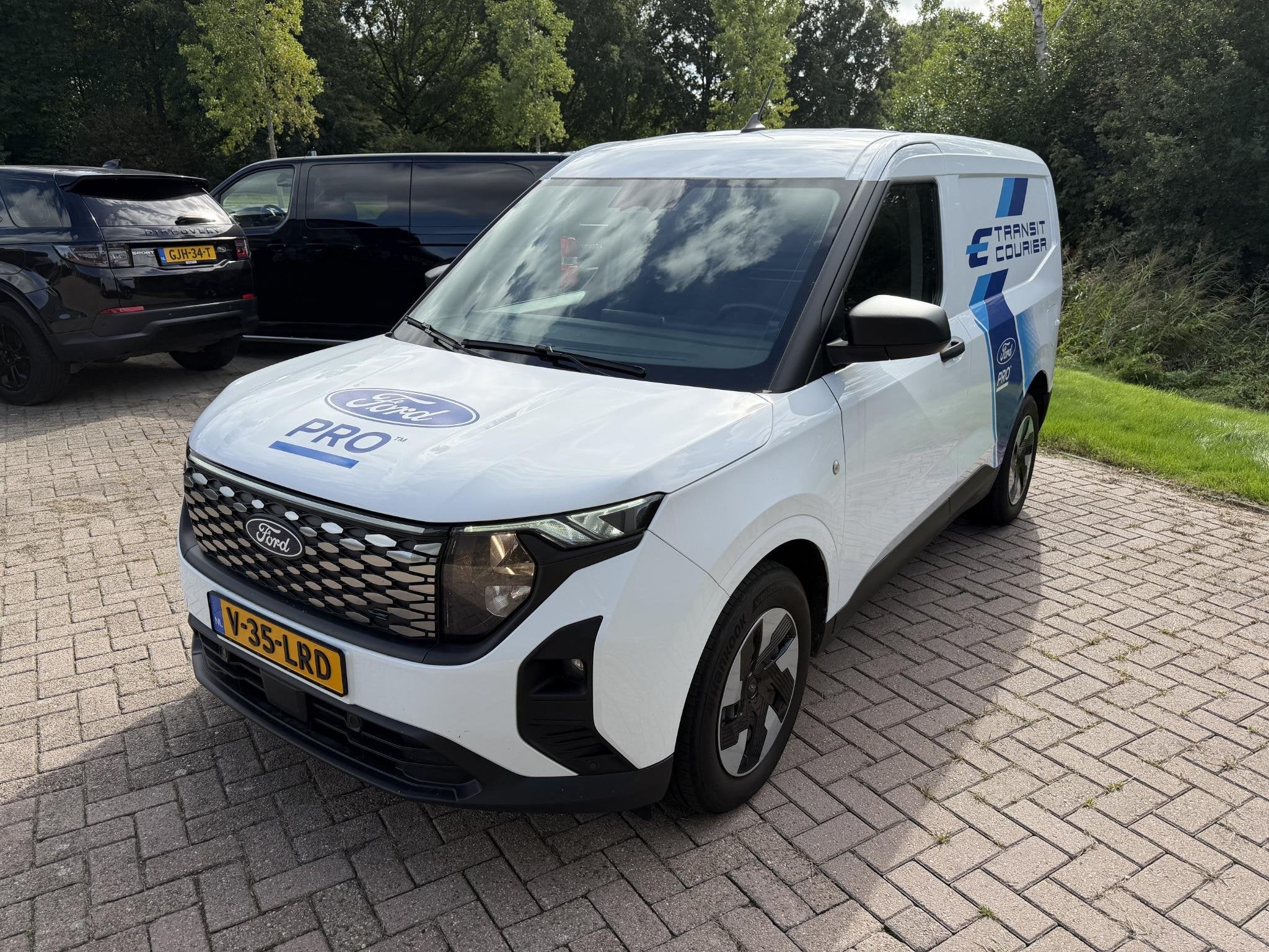 Ford E-Transit Courier Trend 44 kWh 136pk Trekhaak | Achteru, Auto's, 750 kg, Origineel Nederlands, 1524 kg, Grijs