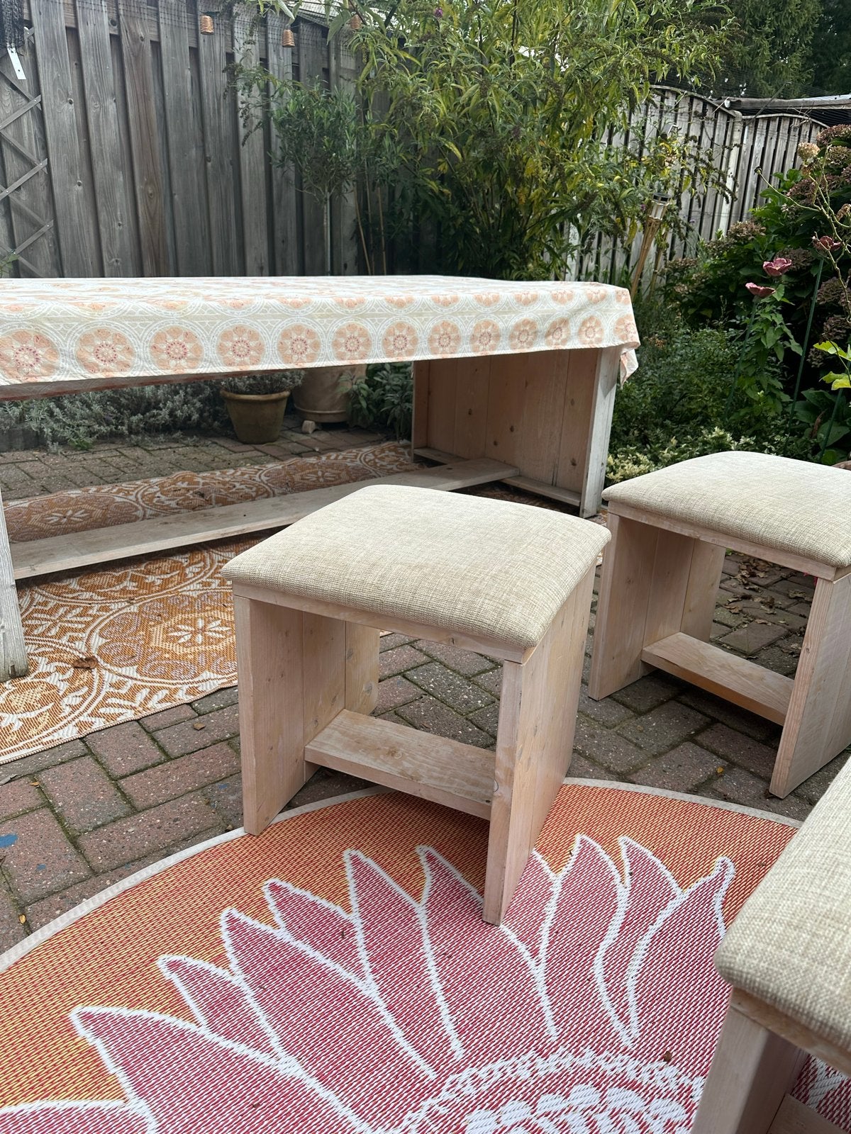 6 houten krukken met linnenlook bekleding, Ophalen, Gebruikt, Hout