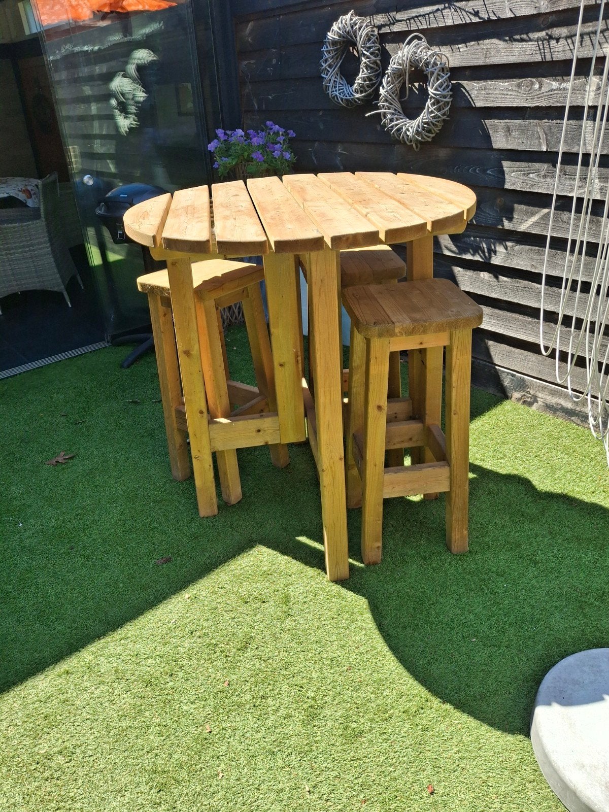 Mooie  massieve houten  praat tafel met 4  massieve krukken, Ophalen