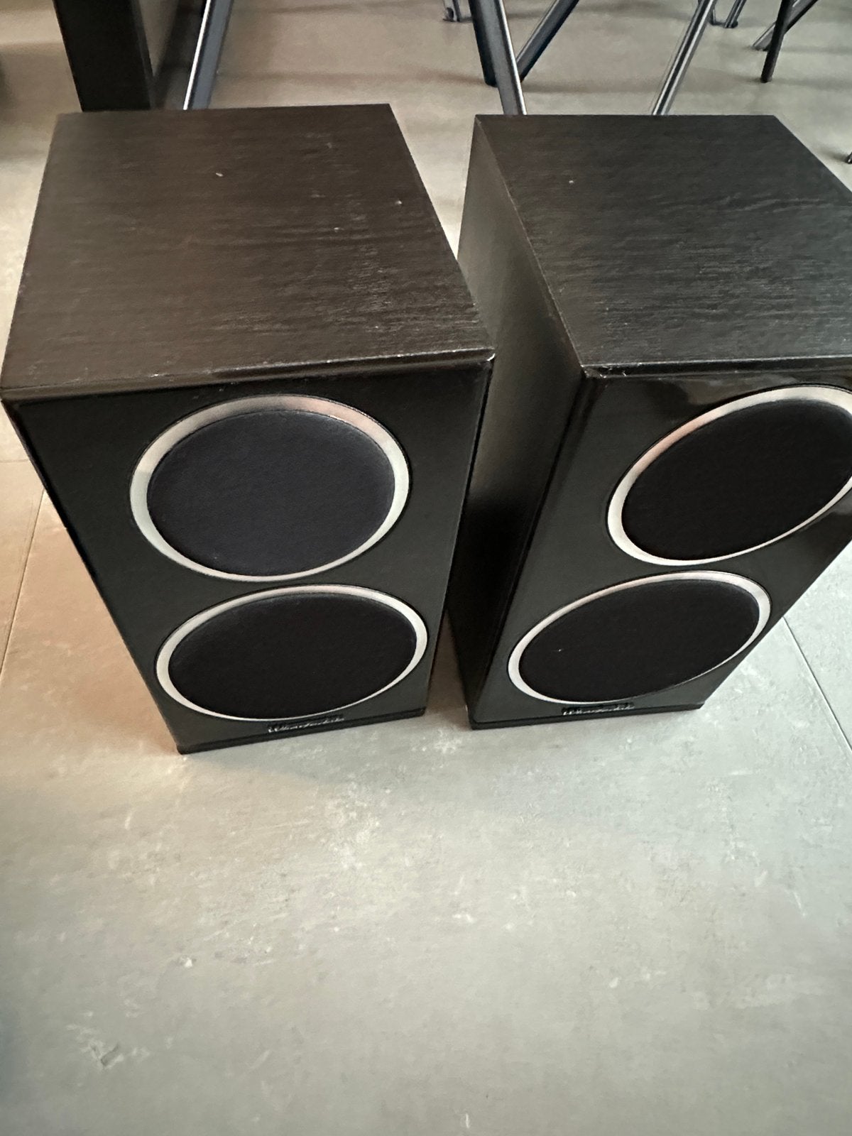 Een paar Wharfdale Diamond 220 speakers