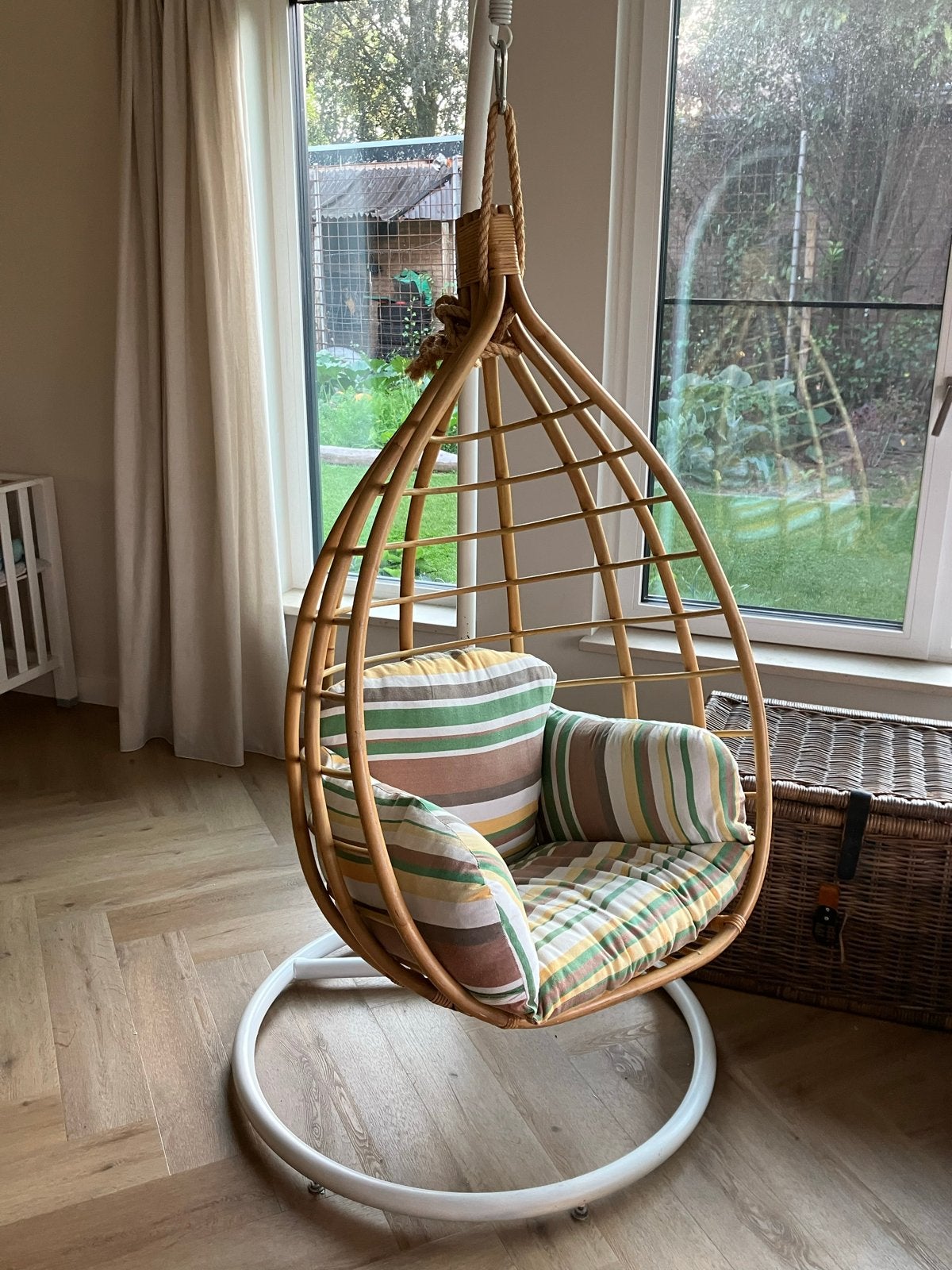 Rotan hangstoel met kussen - Zo goed als nieuw, Huis en Inrichting, Ophalen, Overige kleuren, Riet of Rotan, Zo goed als nieuw