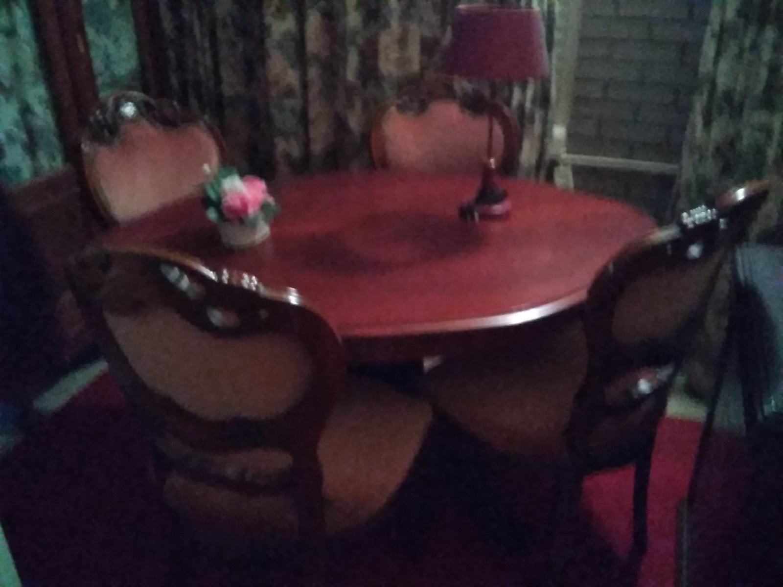 Een eethoek met 4 stoelen., Ophalen