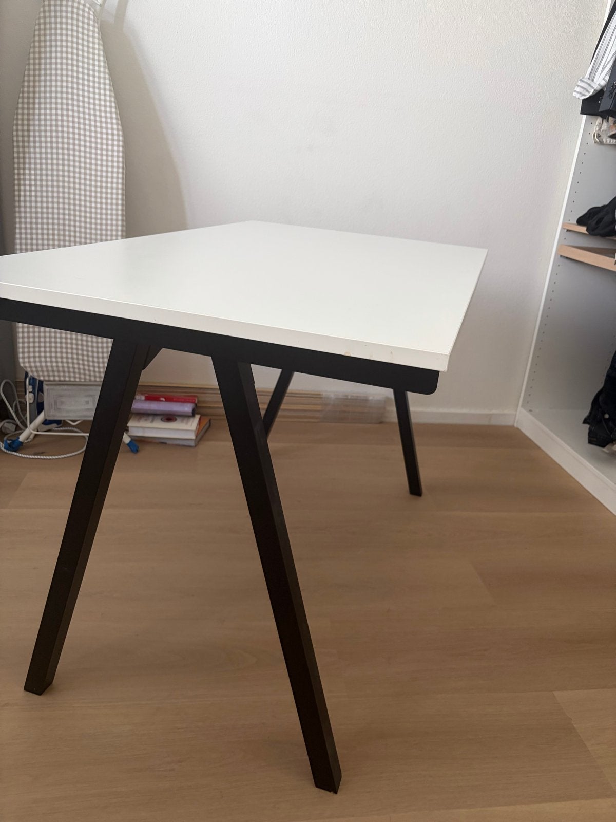 IKEA Trotten bureau antraciet onderstel wit blad, Ophalen, Zo goed als nieuw, IKEA, Wit