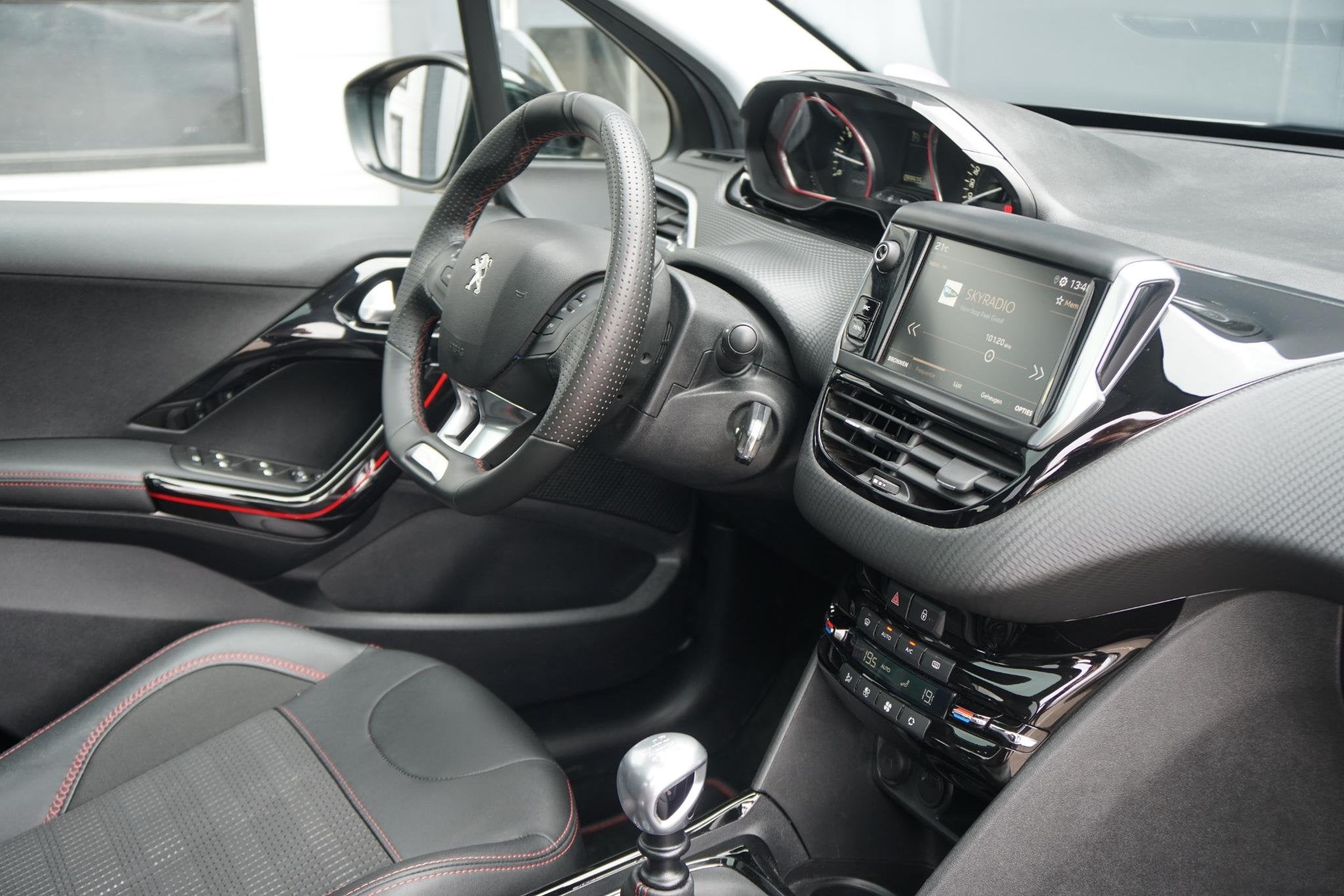 Peugeot 2008 1.2 PureTech GT-Line + TREKHAAK / PANORAMA / ST, Auto's, Peugeot, Voorwielaandrijving, Stof, 1199 cc, Automatische klimaatregeling