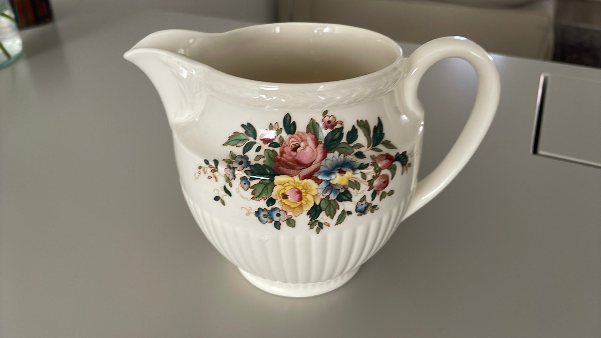 Te koop wedgwood Conway melkkan (groot), Ophalen of Verzenden, Zo goed als nieuw, Porselein, Overige typen