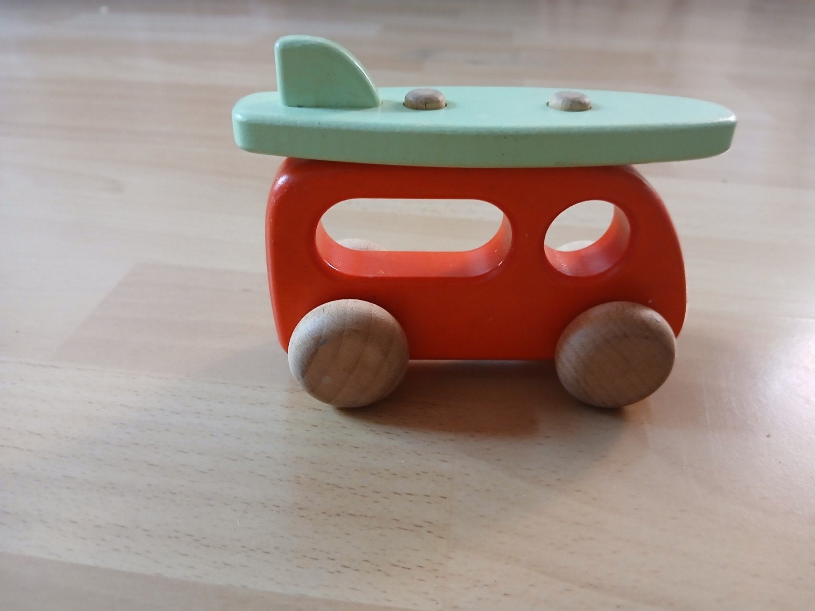 Houten speelgoedbusje met surfplank, Ophalen of Verzenden, Gebruikt, Rij- of Hobbelspeelgoed