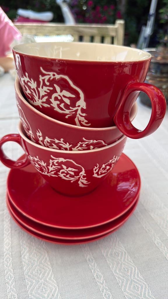 3 rode cappuccino-/theekoppen met schotels – vintage servies, Keramiek, Ophalen of Verzenden, Zo goed als nieuw, Overige stijlen