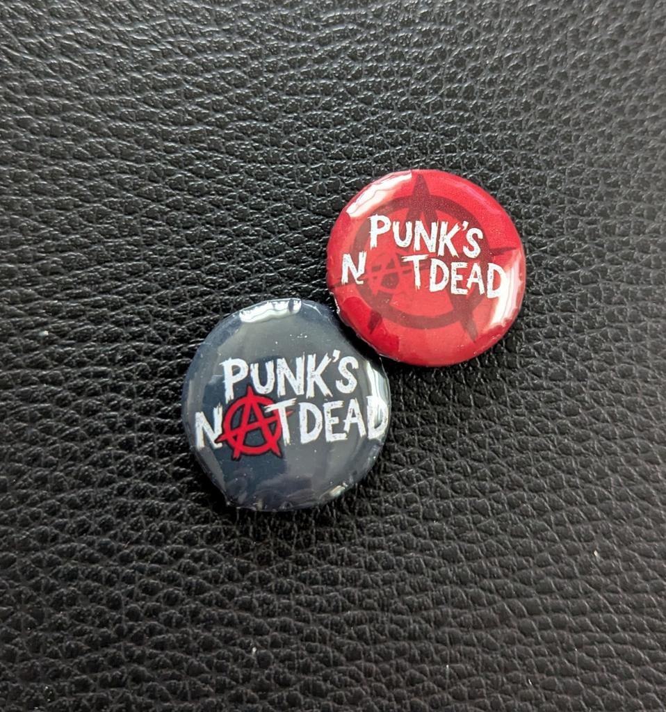 Punk's Not Dead - 25 mm button - rood en grijs, Verzamelen, Speldjes, Pins en Buttons, Ophalen of Verzenden