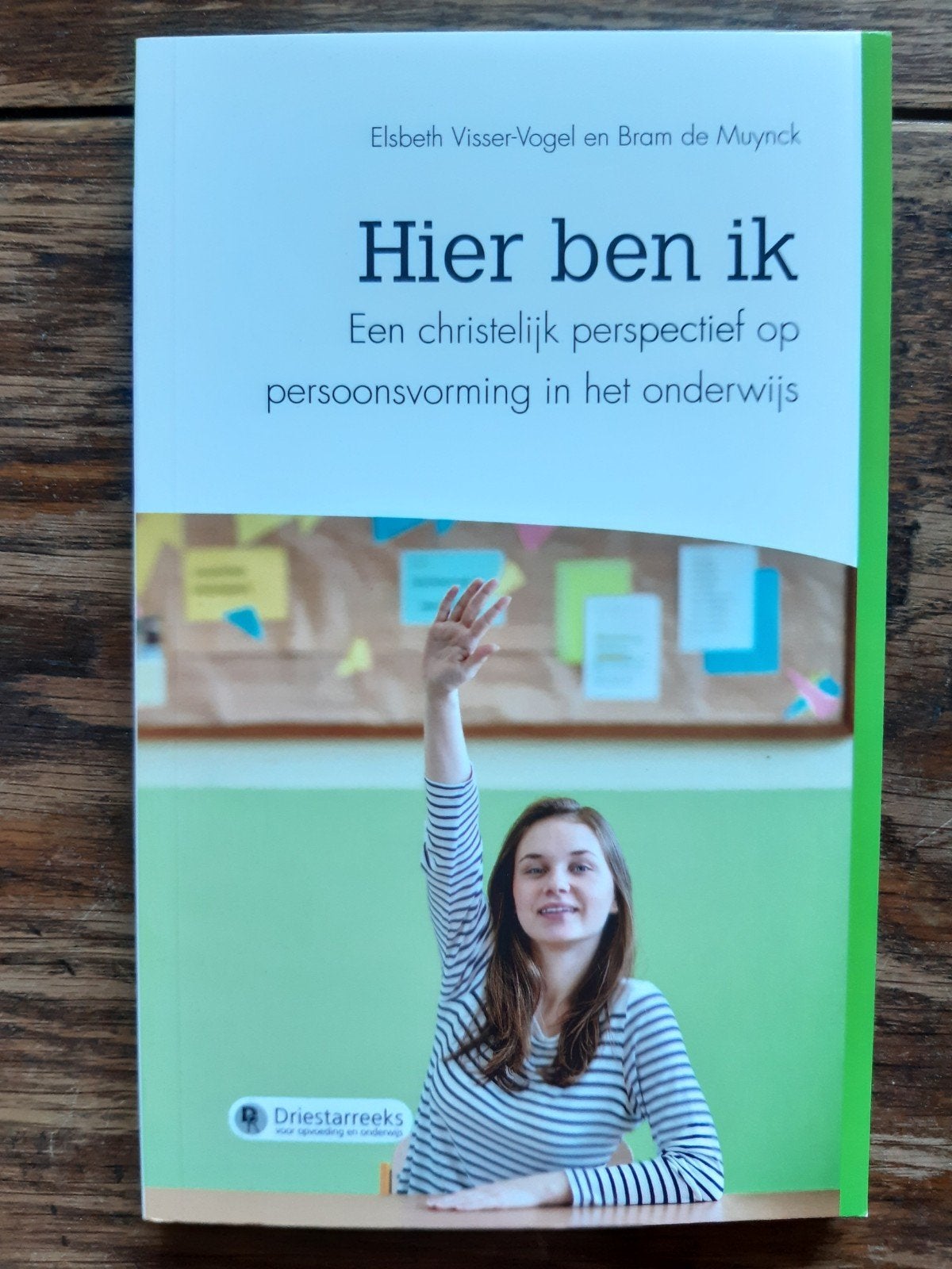 A. de Muynck - Hier ben ik, Ophalen of Verzenden, Zo goed als nieuw, A. de Muynck