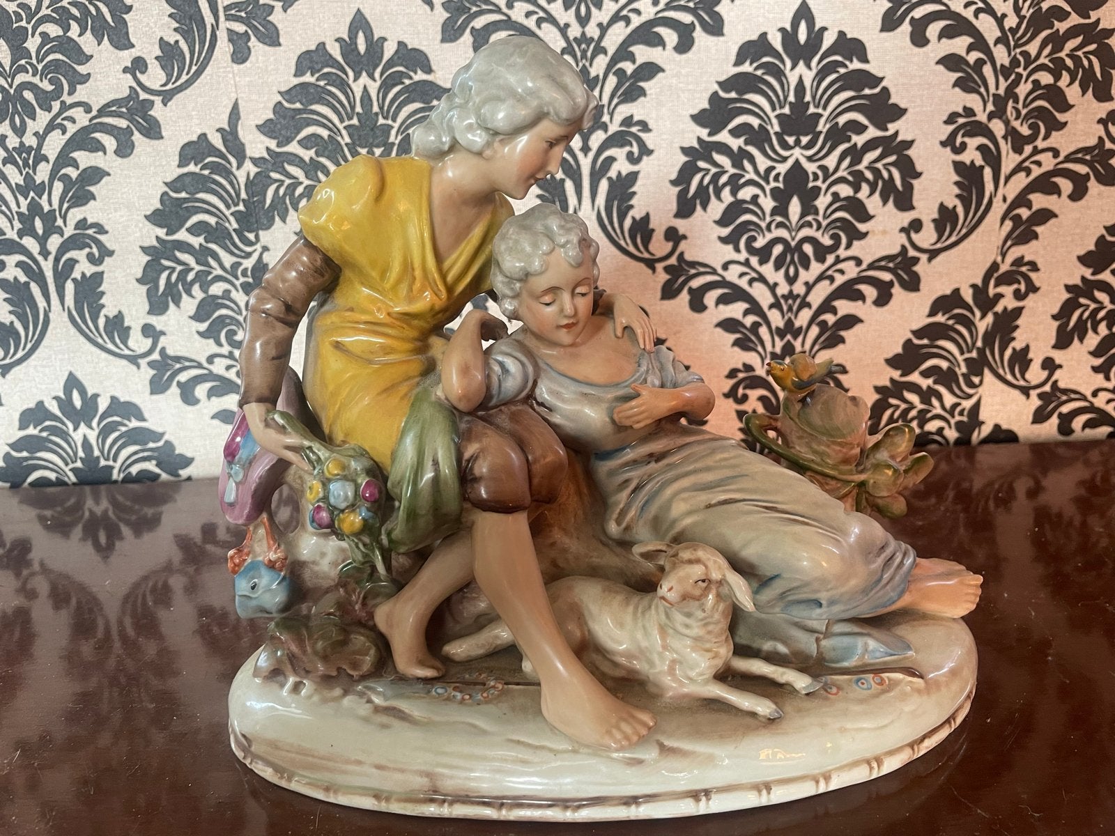 Vintage Porseleinen Beeldje: Herderin met Lam, Antiek en Kunst, Ophalen