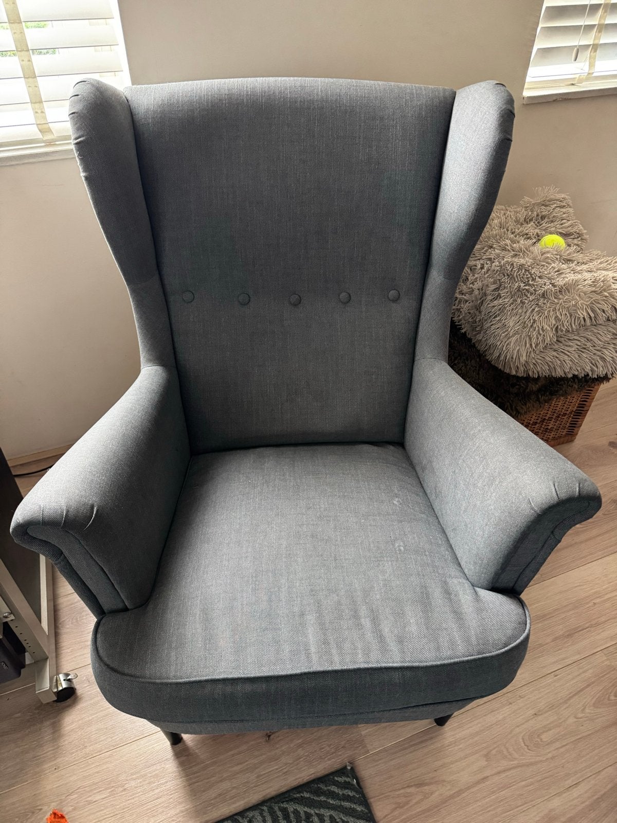 Grijze oorfauteuil STRANDMON- Comfortabel en stijlvol, Ophalen, Gebruikt, Stof, 75 tot 100 cm