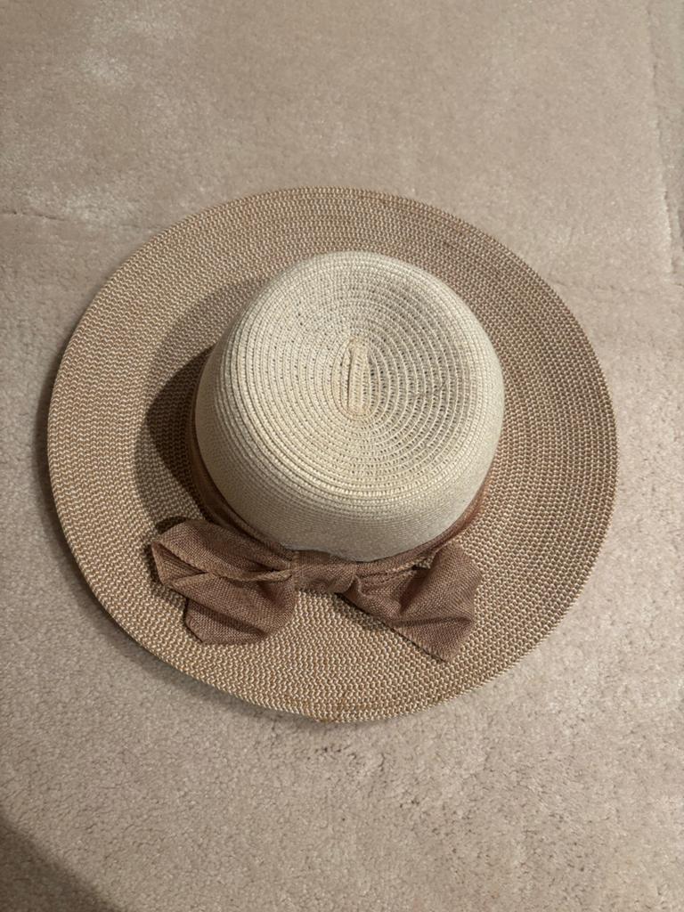 Stijlvolle zomerhoed met strik, Kleding | Dames, Hoeden en Petten, Ophalen of Verzenden, Zo goed als nieuw, One size fits all