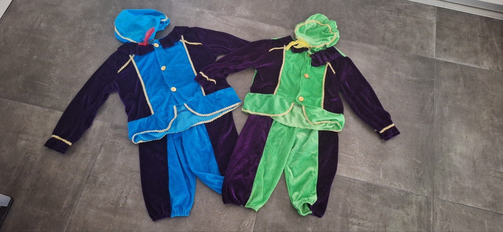 2 Zwarte Piet pakken, blauw en groen, maat 6-8 jaar, Kinderen en Baby's, Ophalen of Verzenden, Zo goed als nieuw, 122 t/m 128