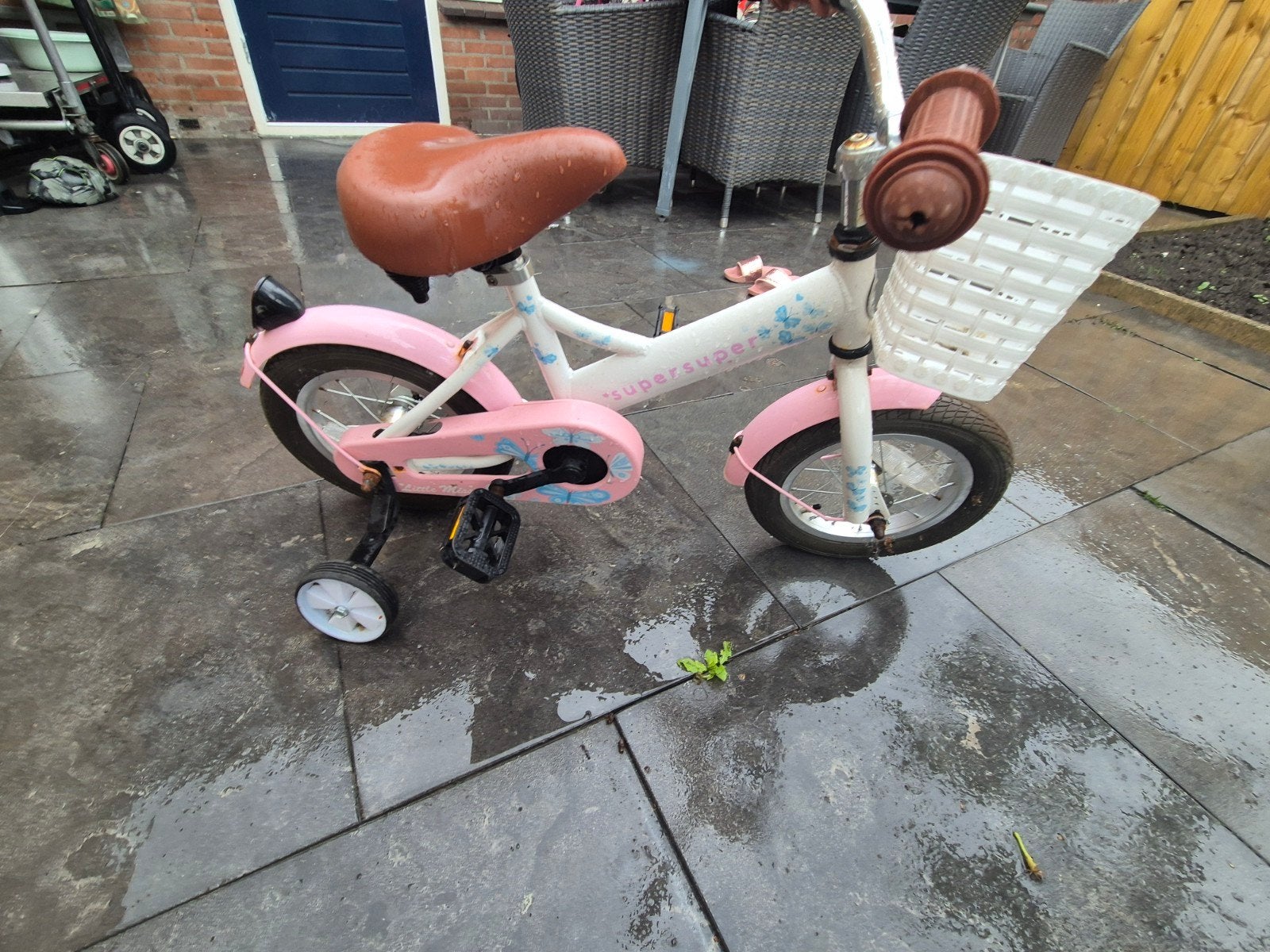 Roze kinderfiets met zijwieltjes en mandje, Ophalen, Terugtraprem, Zijwieltjes, Gebruikt