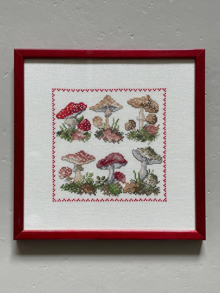 Prachtig vintage geborduurde paddestoelen in rode lijst, 26 cm, Textiel, Ophalen of Verzenden, Zo goed als nieuw