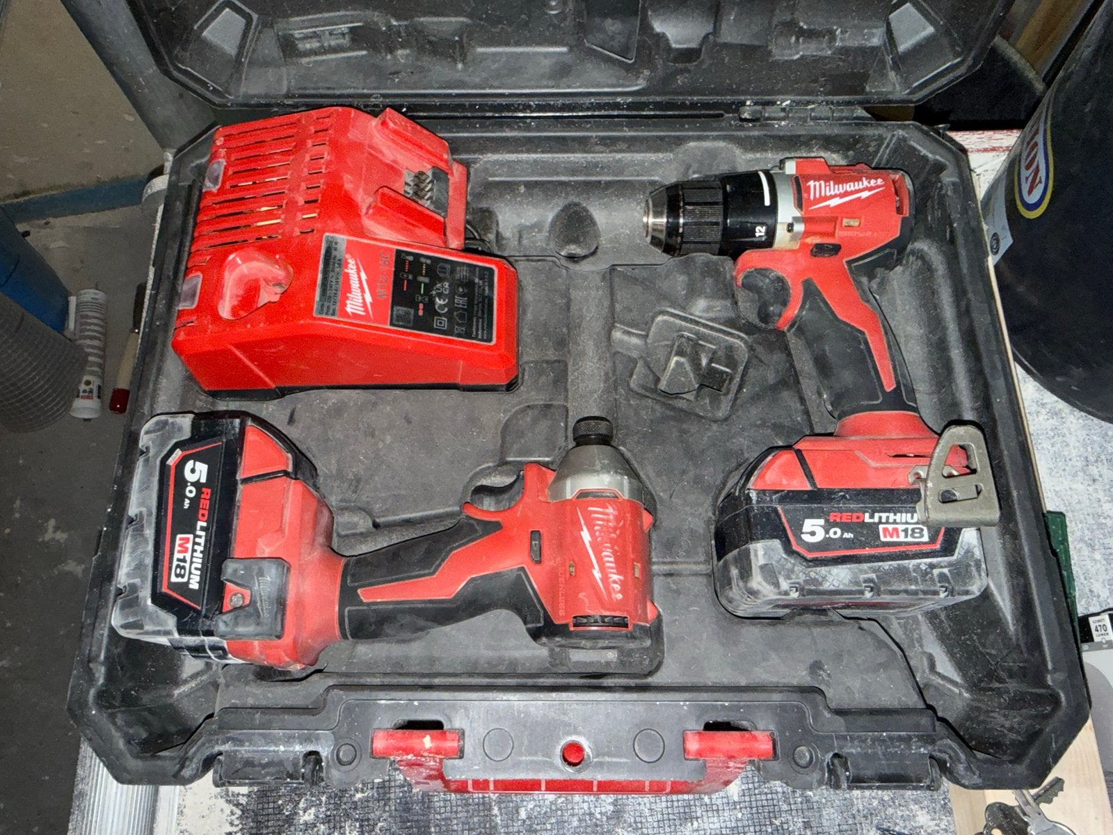 Milwaukee Boor- en Schroefmachine Set met Accu's en Lader