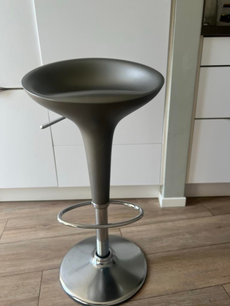 Bombo Magis kruk, lichtgrijs/zilver, gasveer werkt goed, Huis en Inrichting, Barkrukken, Kunststof, Gebruikt, In hoogte verstelbaar