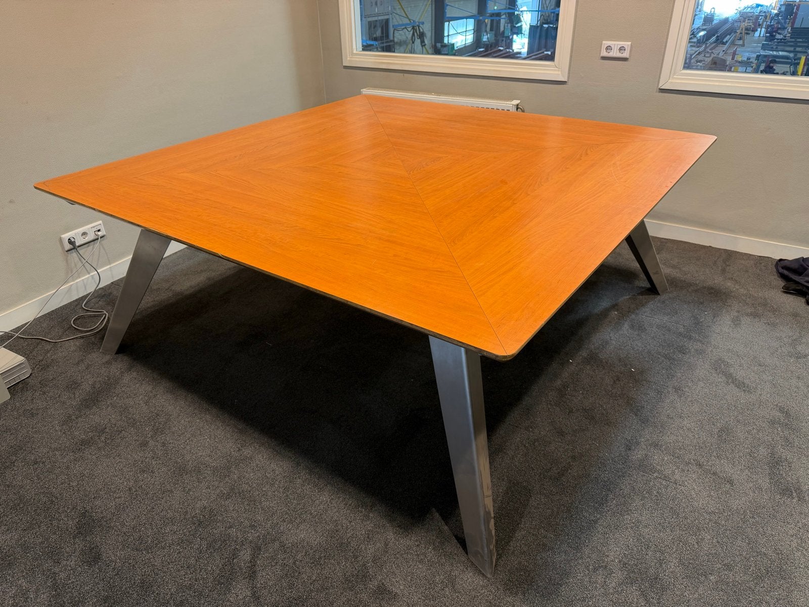 Moderne vierkante kantoortafel met metalen onderstel, Ophalen, Gebruikt, Vierkant, Vijf personen of meer