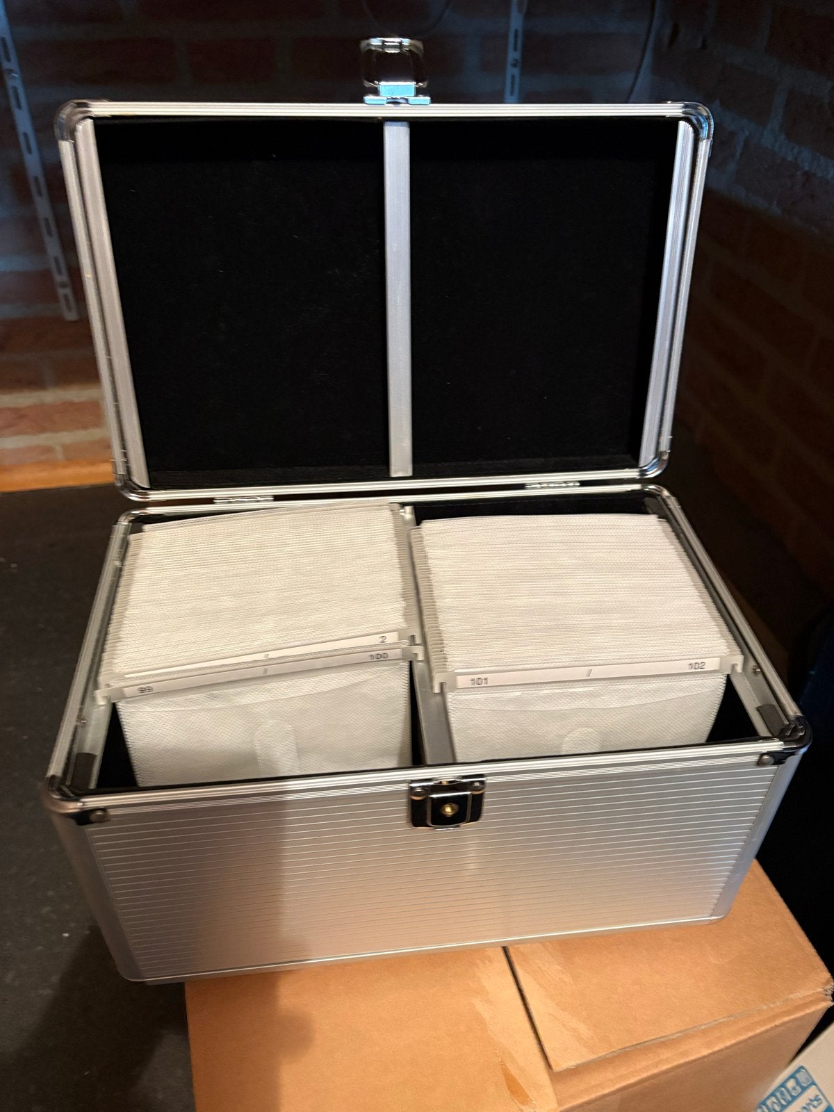 Aluminium CD/DVD opbergkoffer - Ruimte voor 200 discs, Gebruikt, 150 discs of meer, Ophalen of Verzenden, Metaal