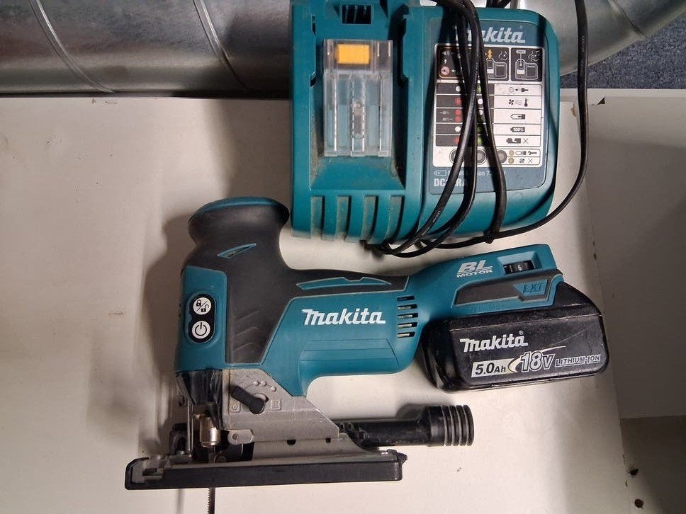 Makita djv181 18v  met accu en lader, Ophalen, Decoupeerzaag, Zo goed als nieuw, 30 tot 70 mm