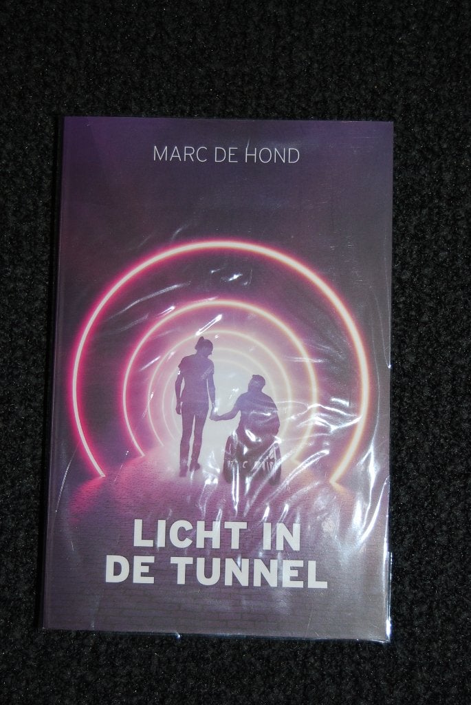Titel: Licht in de tunnel / Marc de Hond, Boeken, Ophalen of Verzenden, Zo goed als nieuw