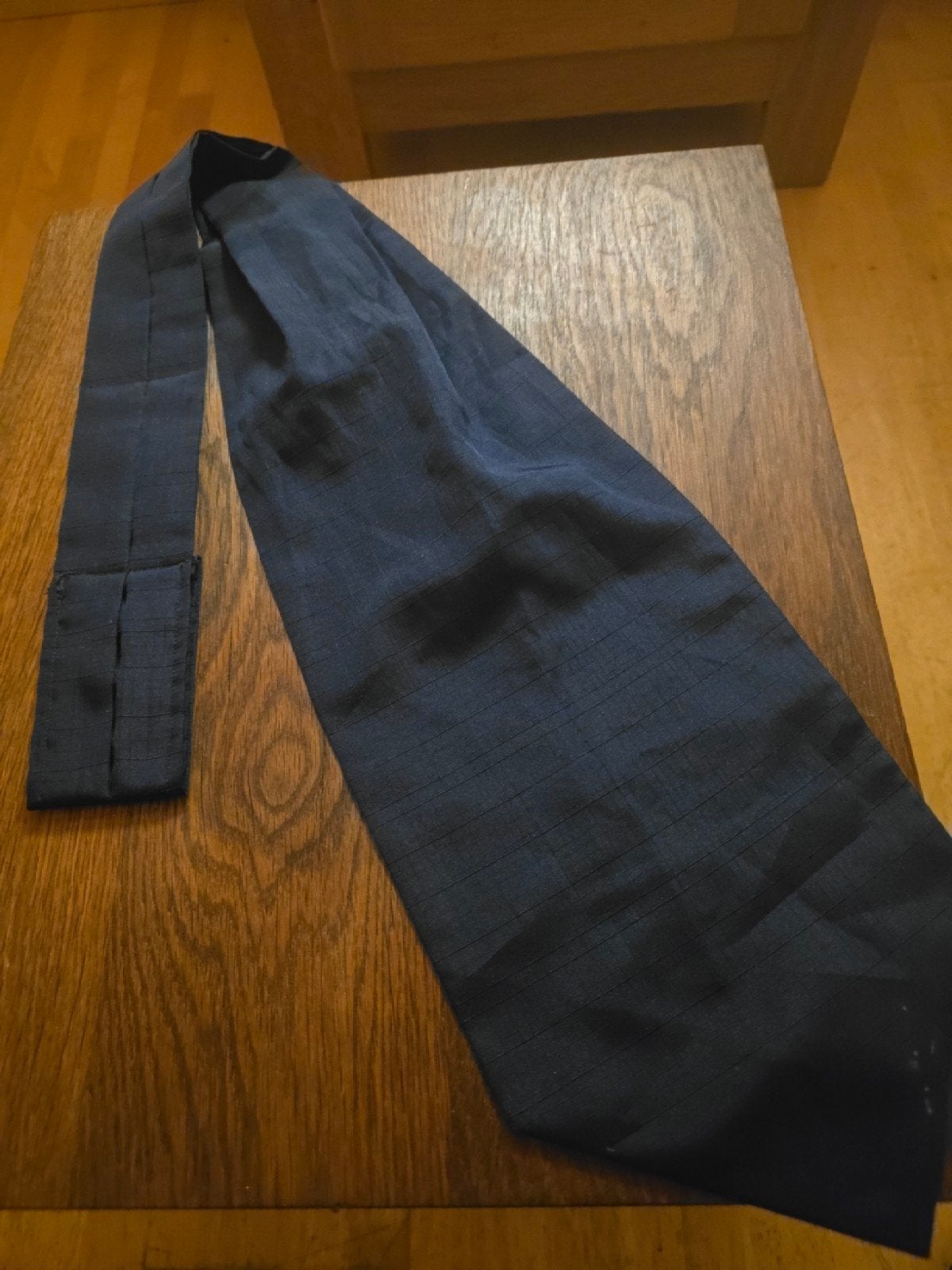 Donkerblauwe das met subtiel patroon, Ophalen of Verzenden, Zo goed als nieuw, Blauw, Met patroon