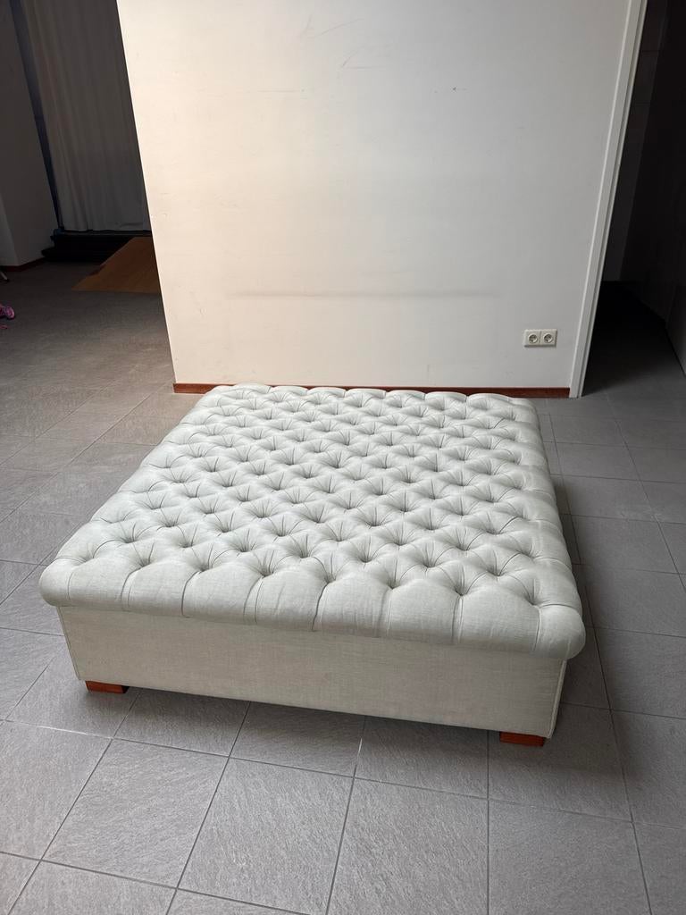 Mooie poef - ook salontafel van te maken- Chesterfield stijl, Huis en Inrichting, Tafels | Salontafels, Overige materialen, Gebruikt