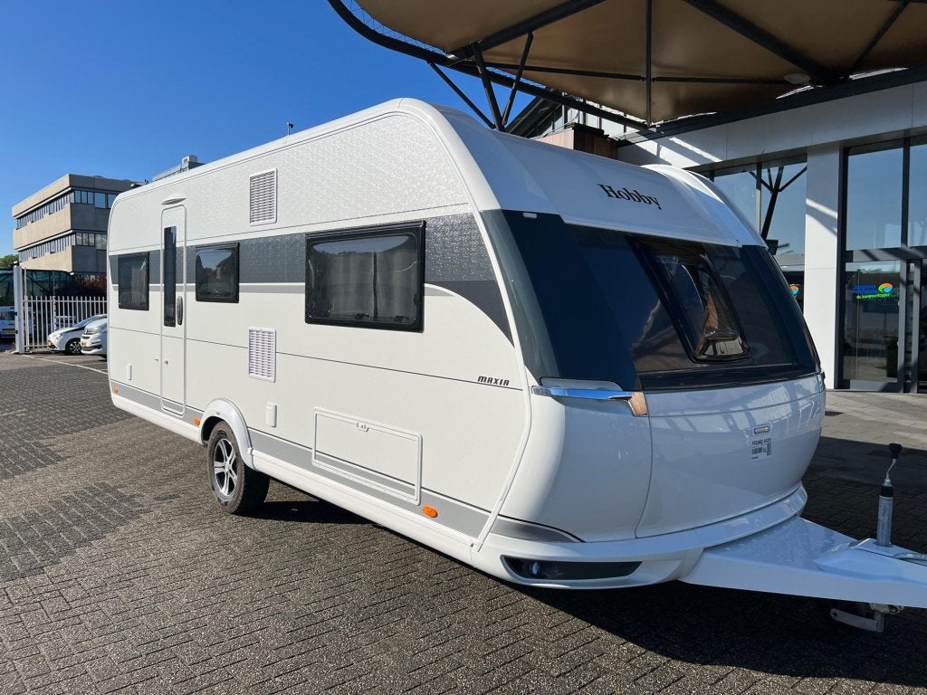Hobby Maxia 585 UL 2024 MEGA KORTING!!! € 4.500,-, Caravans en Kamperen, Schokbreker, Standaardzit, Hobby, Overige typen