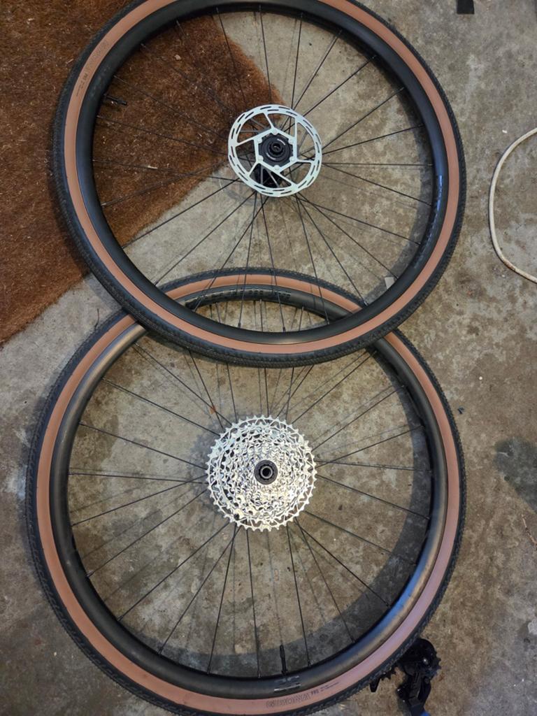 Gravel wielset met banden, cassette en derailleur, Gebruikt, Gravelbike, SRAM, Aluminium