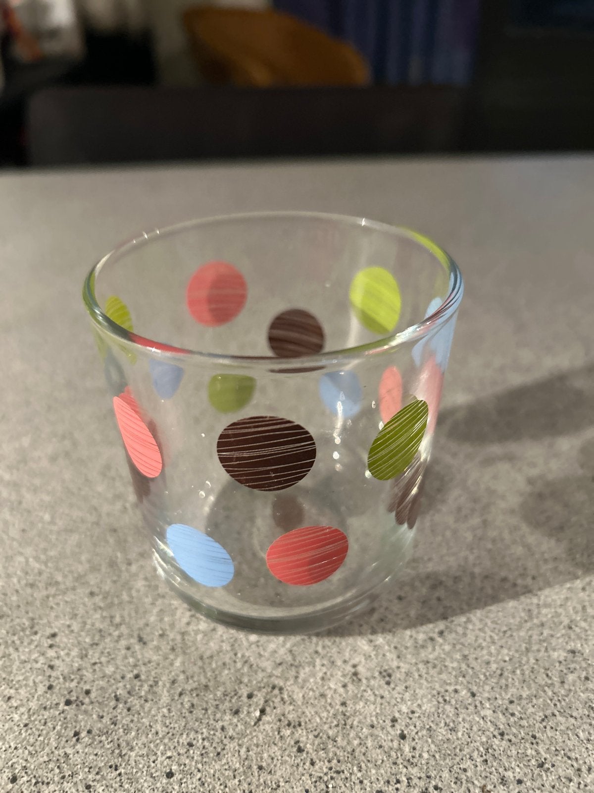 Glazen beker met gekleurde stippen, 8 cm hoog, 8 cm doorsned, Ophalen of Verzenden, Zo goed als nieuw, Meerkleurig, Glas