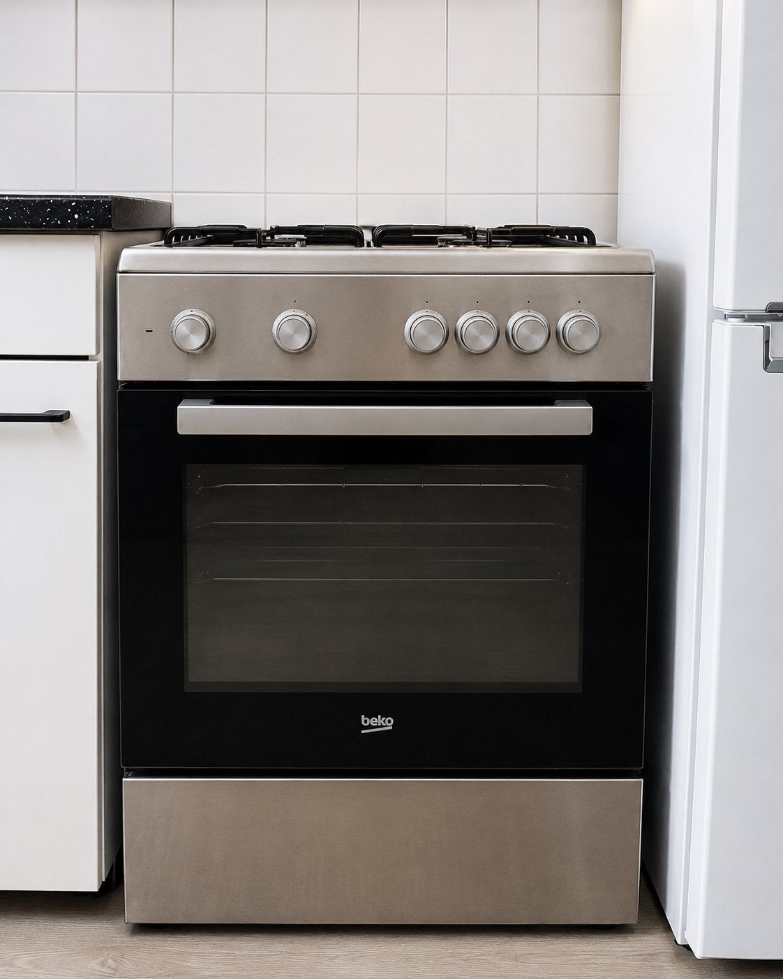 Beko Vrijstaand Gasfornuis met Oven - Zilver nieuw, Ophalen, Gebruikt, Grill, 4 kookzones