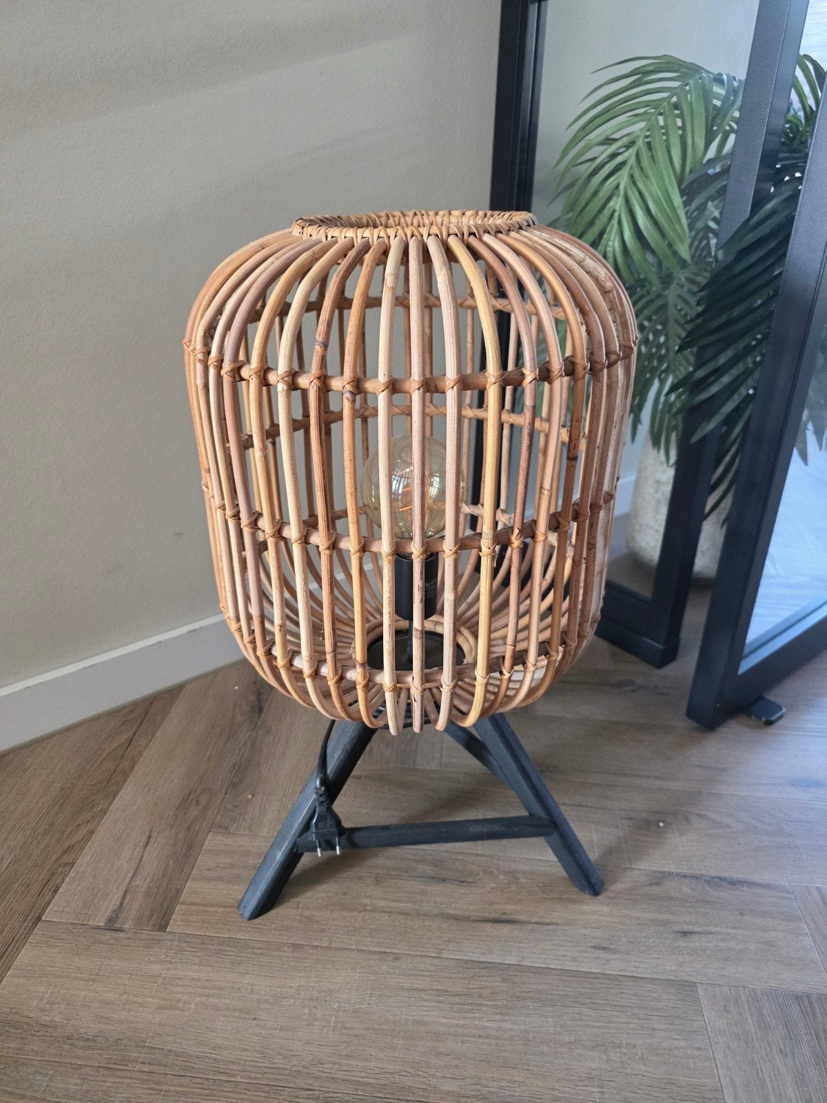 Mooie rotan tafellamp, werkt nog naar behoren, Huis en Inrichting, Lampen | Tafellampen, Ophalen, Gebruikt, Natuurlijk materiaal