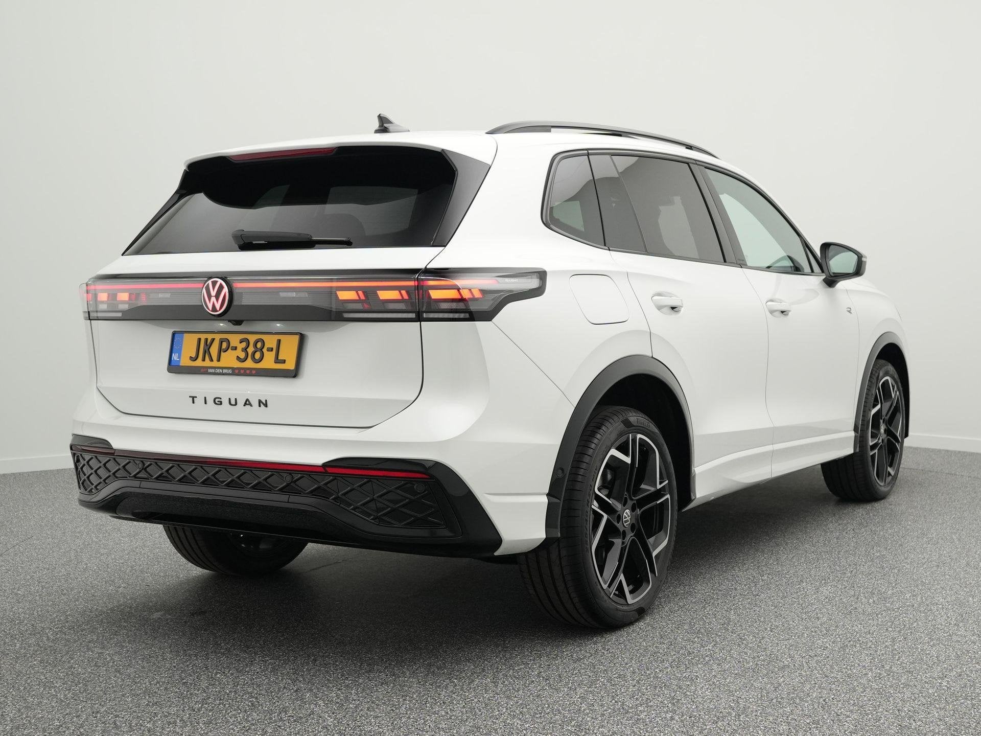 Volkswagen Tiguan 1.5 eHybrid R-Line Edition 272 PK | Panora, Auto's, Volkswagen, Stof, 4 cilinders, 2000 kg, Wit
