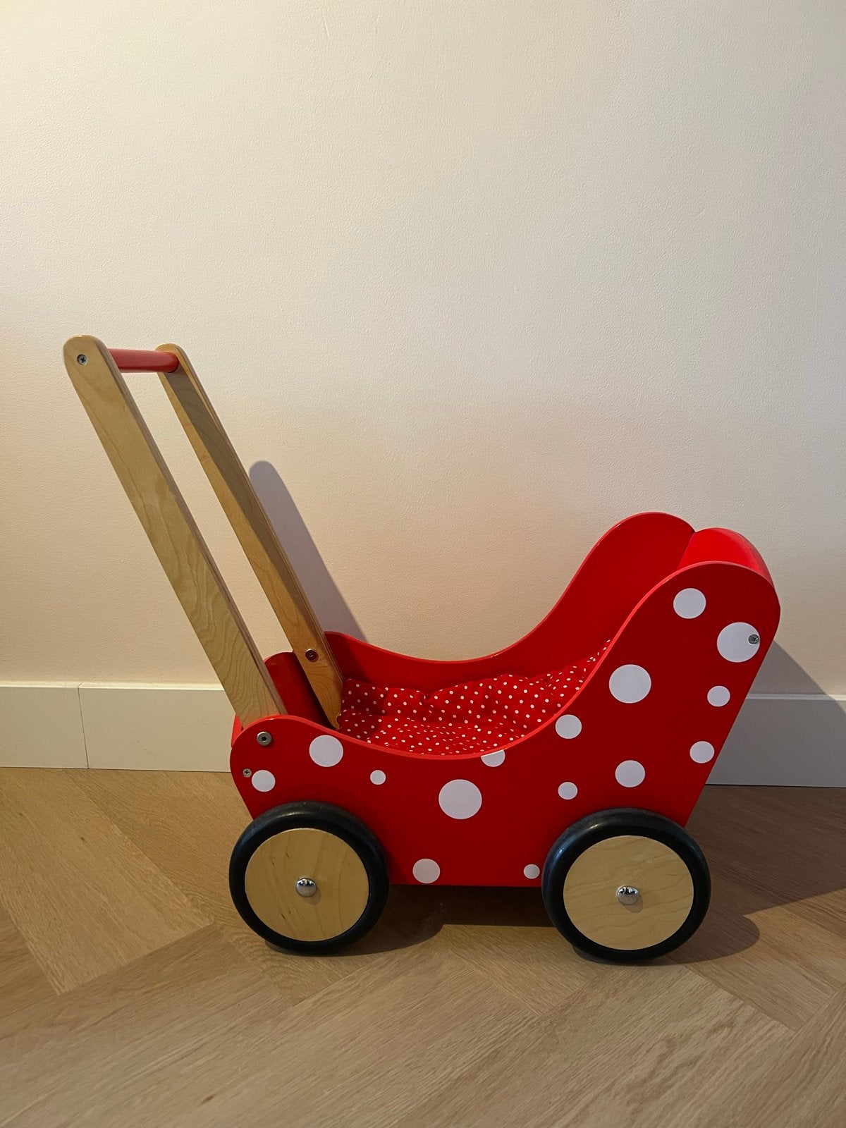 Rood met wit gestippelde houten poppenwagen met dekentje, Ophalen