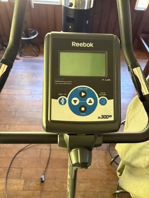 Netter Reebok hometrainer B300e voor € 100,-, Ophalen, Kunststof, Gebruikt, Benen