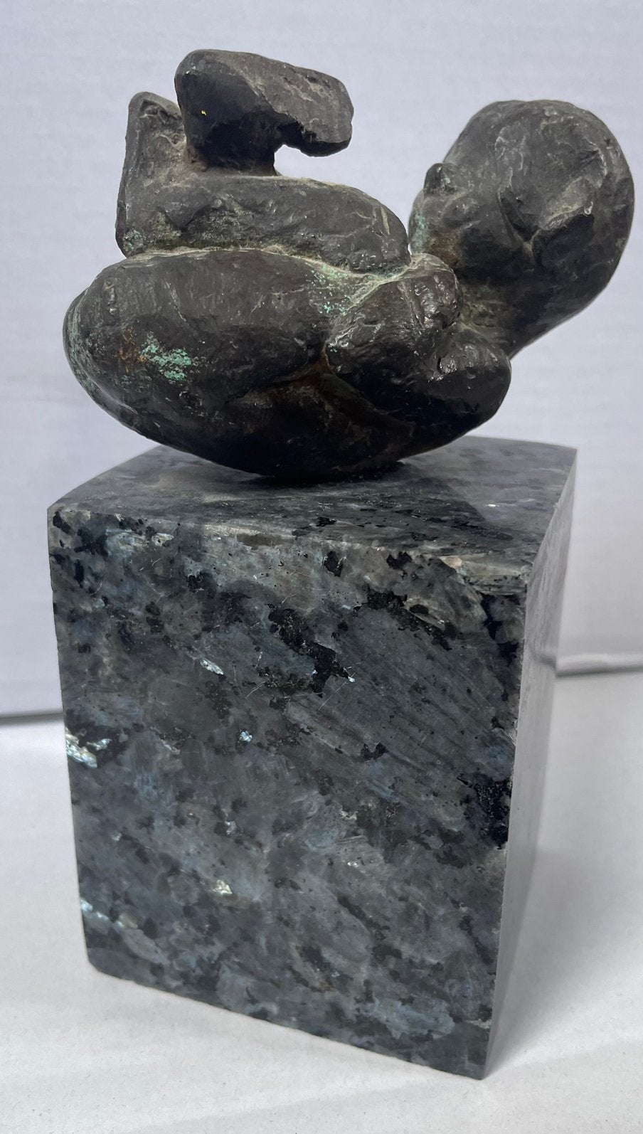 Jos van Riemsdijk- Bronzen baby sculptuur op marmeren sokkel, Overige onderwerpen, Minder dan 20 cm, Ophalen of Verzenden, Beeld