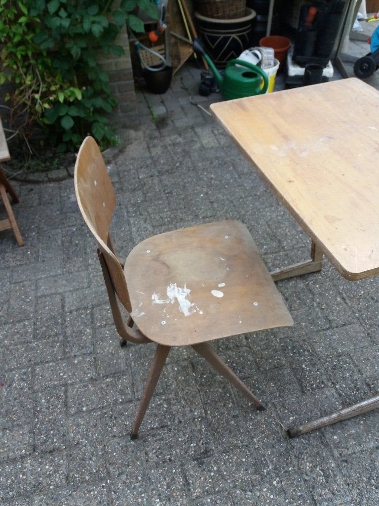 schoolbank en stoel, Ophalen