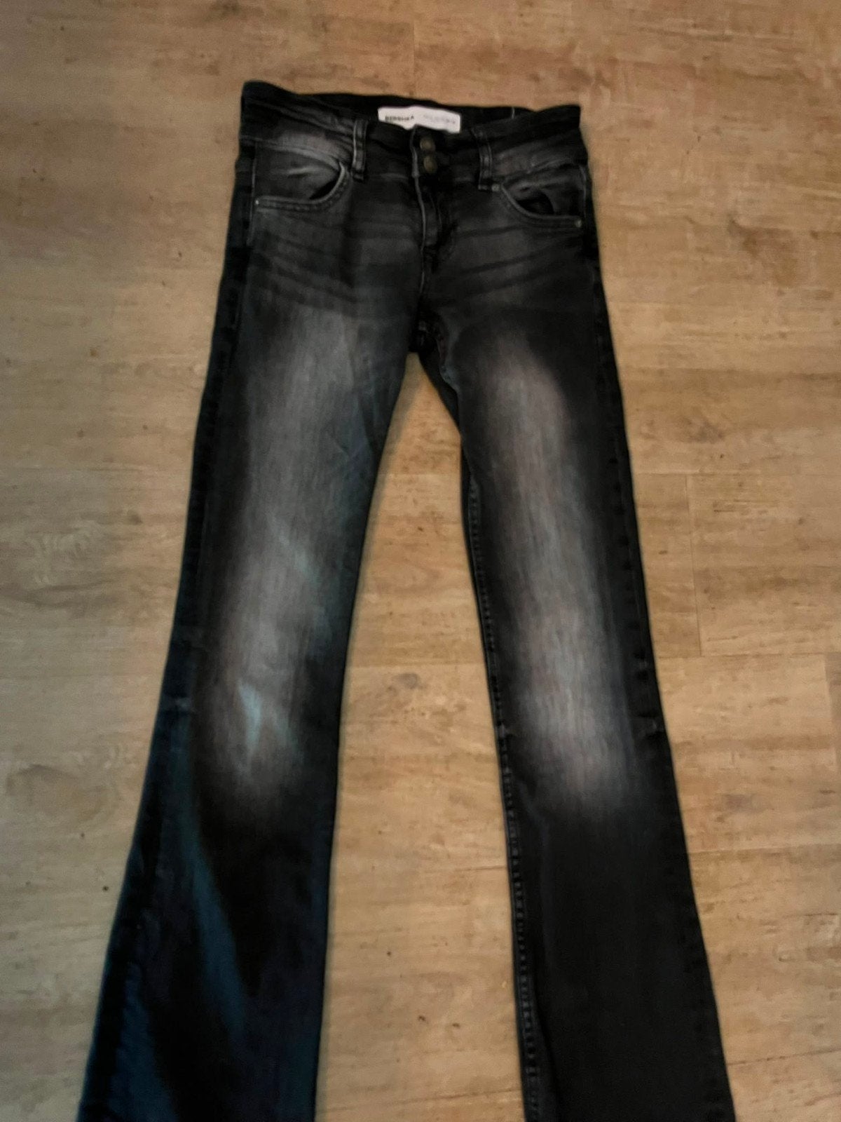 Bershka zwarte spijkerbroek low rise bootcut, Ophalen of Verzenden, Zo goed als nieuw, Zwart, W27 (confectie 34) of kleiner