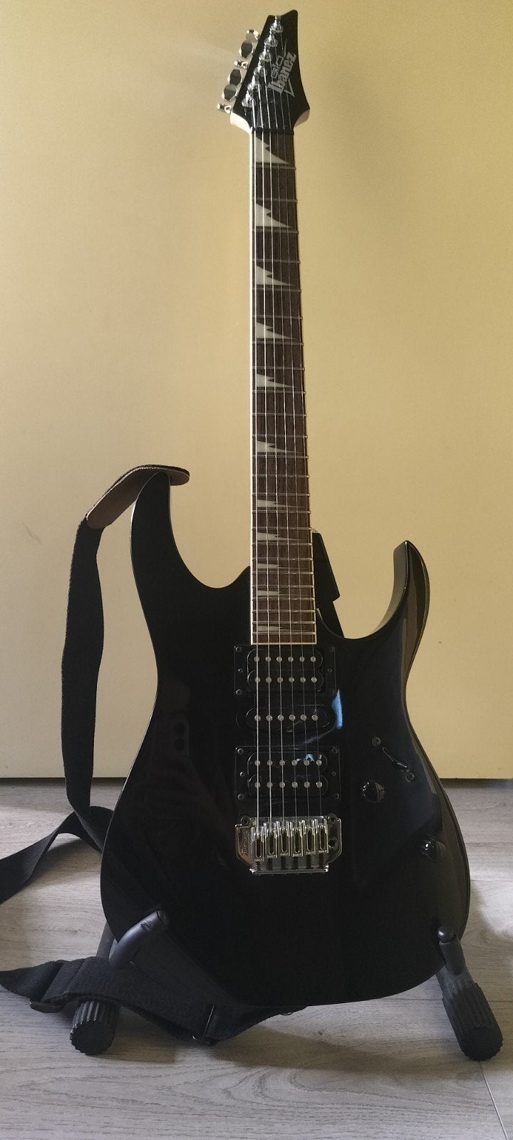 Ibanez Gio elektrische gitaar met versterker + accessoires, Ophalen, Ibanez, Met versterker, Zo goed als nieuw